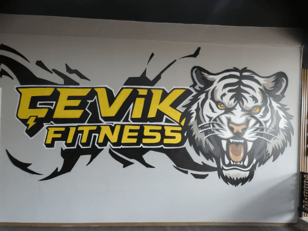 Salon duvarındaki dev Çevik Fitness kaplan grafiği